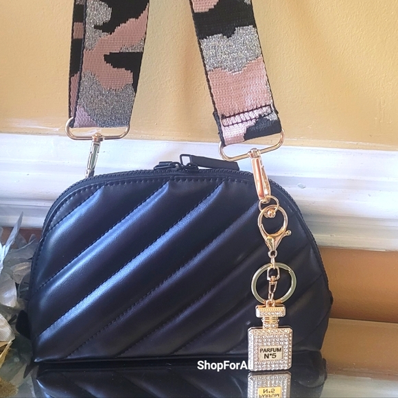 Yves Saint Laurent - Picture 1 of 13